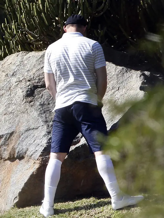 Pemain Manchester United, Wayne Rooney terlihat buang air kecil dipinggir lapangan golf Lost City of Sun City pada 13 Juni 2010. (AFP PHOTO / PAUL ELLIS)