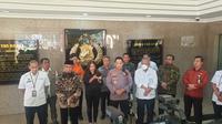 Kapolri Jenderal Listyo Sigit Prabowo bersama Menko PMK Muhadjir Effendy dan sejumlah menteri usai menggelar rapat koordinasi pengamanan libur Natal dan Tahun Baru (Nataru) 2022. (Liputan6.com/Nanda Perdana Putra)