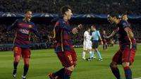 Selebrasi Lionel Messi (kiri) seusai mencetak gol bagi Barcelona pada pertandingan Grup E Liga Champions melawan AS Roma di Camp Nou, Rabu (25/11/2015) dini hari WIB. (Reuters/Albert Gea)