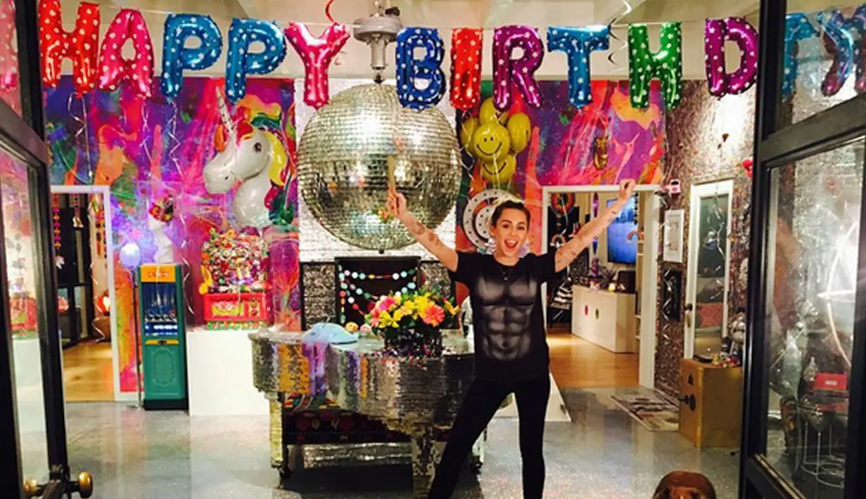 Miley Cyrus baru saja merayakan ulang tahun yang ke-24 pada 23 November lalu. Terlihat dirinya dibanjiri balon dan bunga pemberian dari sang kekasih, Liam Hemsworth. (Instagram/Mileycyrus)