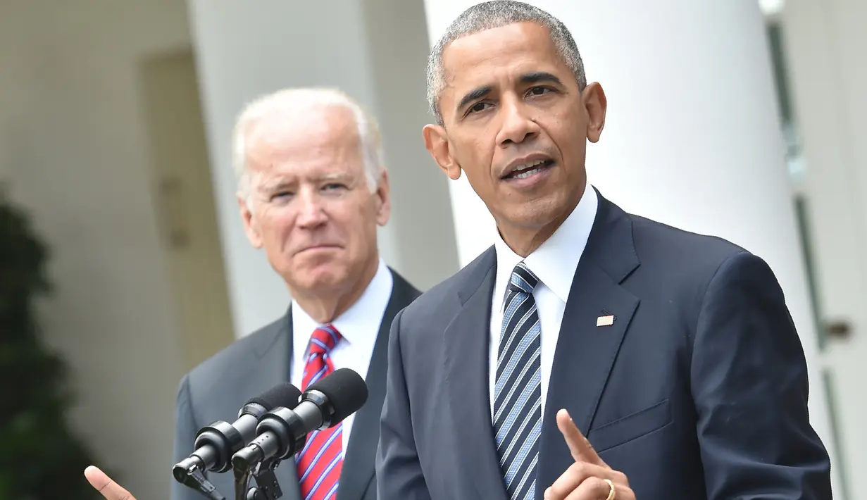Presiden AS Barack Obama didampingi Wapres AS, Joe Biden memberikan pidato kemenangan capres dari Partai Republik, Donald Trump di Pilpres AS di Gedung Putih, Washington, DC (9/11).  (AFP PHOTO/Nicholas Kamm)