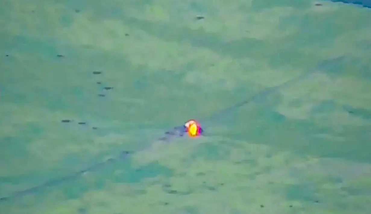 Kementerian Pertahanan Rusia juga memposting video pertempuran yang menunjukkan kendaraan lapis baja Ukraina dihujani serangan hebat. (Russian Defense Ministry Press Service via AP)