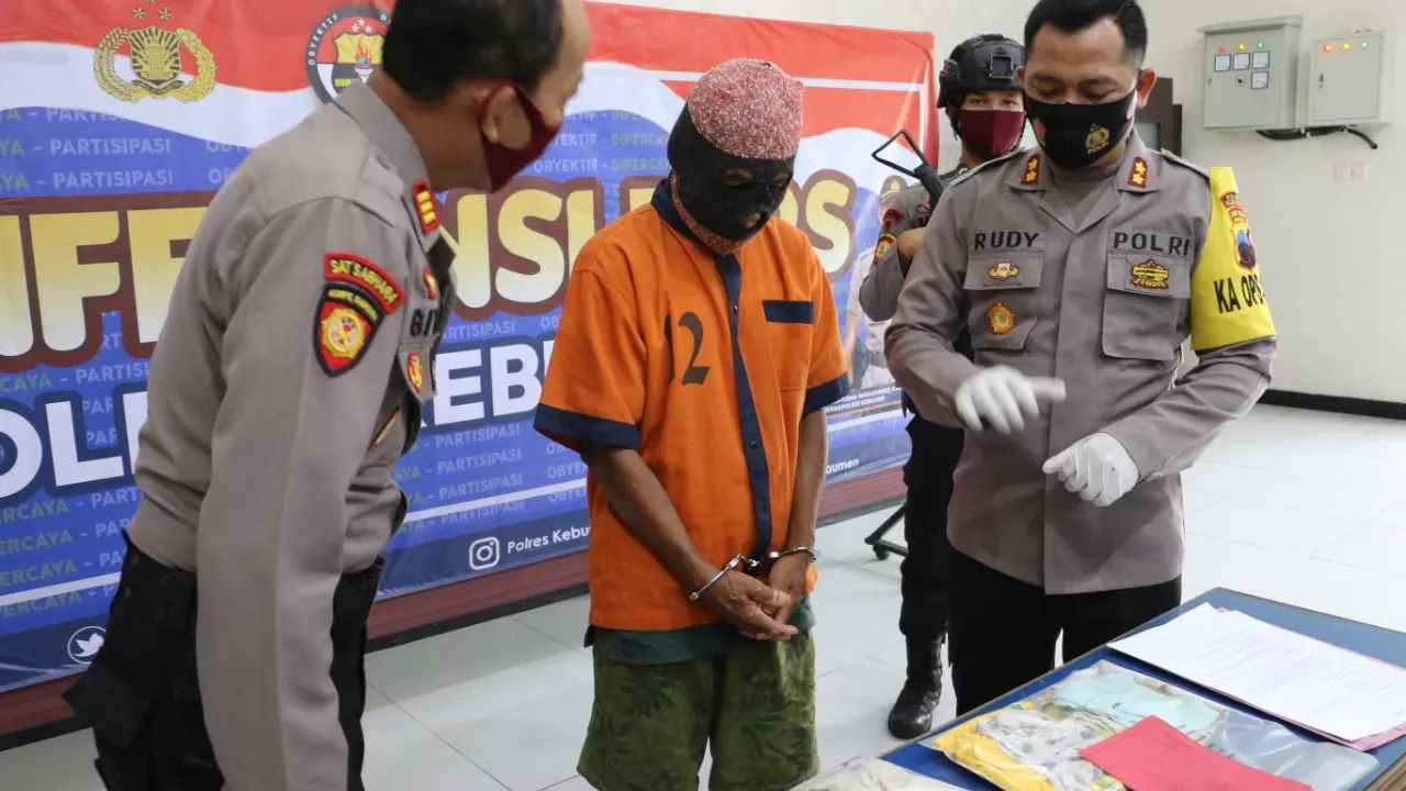 Polisi menangkap seorang kakek yang diduga tega merudapaksa bocah berusia tujuh tahun. (Foto: Liputan6.com/Polres Kebumen)