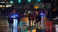 Polisi memblokir pintu masuk jalan raya ketika orang-orang berdemo pada malam pemilu AS di Seattle, pada Selasa (3/10/2020). (Photo credit: AP Photo/Ted S. Warren)