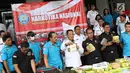 Kepala BNN, Komjen Budi Waseso menunjukkan barang bukti kasus sindikat narkoba Malaysia di Jakarta, Rabu (23/8). BNN dan Bea Cukai mengungkap dua kasus sindikat narkoba Malaysia dengan 12 orang tersangka berhasil ditangkap (Liputan6.com/Immanuel Antonius)