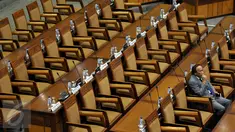 Seorang anggota dewan tampak hadir di Rapat Paripurna DPR RI di Gedung DPR, Jakarta, Selasa (13/10/2015). Sebanyak 262 dari 560 anggota dewan tidak hadir saat sidang tersebut. (Liputan6.com/JohanTallo)