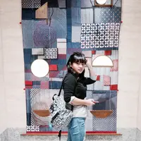 Masih ingan dengan sosok Amel Carla yang selalu tampil dengan poninya? Kini parasnya sudah tumbuh menjadi gadis remaja, dan style fashionnya pun juga kekinian layaknya anak gadis sepantarannya. (Instagram/amelcarla)