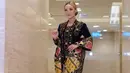Penampilan Zaskia Gotik dengan kebaya kutu baru berwarna hitam ini juga tak lepas dari sorotan. Dirinya pun terlihat menambahkan aksesoris kalung serta selendang batik yang membuat penampilannya makin manis. (Liputan6.com/IG/@zaskia_gotix)