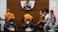 Hakim Pengadilan Negeri Surabaya, Itong Isnaeni Hidayat (ketiga kiri belakang) usai rilis penetapan penahanan tersangka di gedung KPK, Jakarta, Kamis (20/1/2022). Itong ditetapkan sebagai tersangka dugaan suap penanganan perkara di Pengadilan Negeri Surabaya. (Liputan6.com/Helmi Fithriansyah)