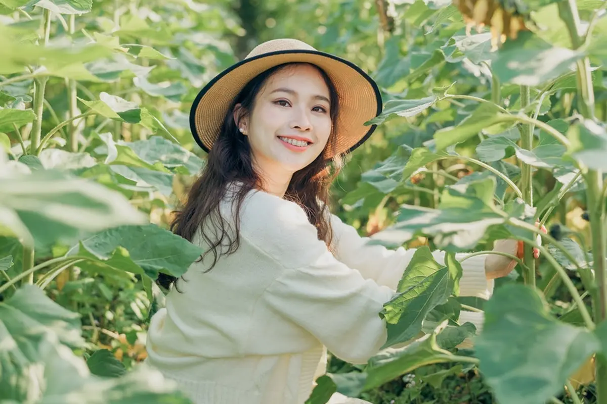 tersenyum santai cantik taman bunga