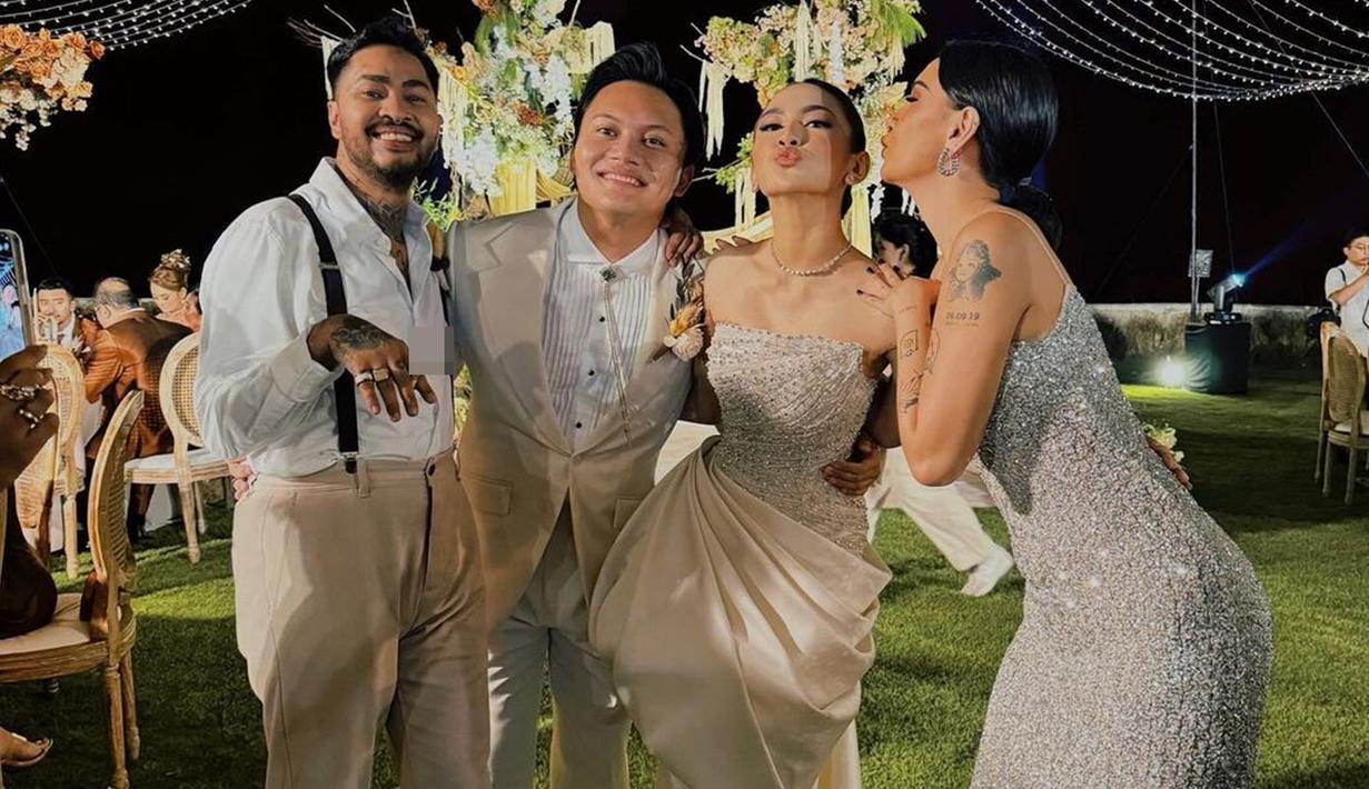 Saat di Jakarta, penampilan bridesmaid yang terdiri dari sahabat dan alumni Indonesian Idol begitu mencuri perhatian publik. Begitu pula acara di Bali. Namun, kali ini bukan hanya bridesmaid-nya saja yang jadi sorotan, tetapi juga kehadiran Onadio yang menjadi salah satu groomsmen. (Liputan6.com/IG/@bebyleonardo)