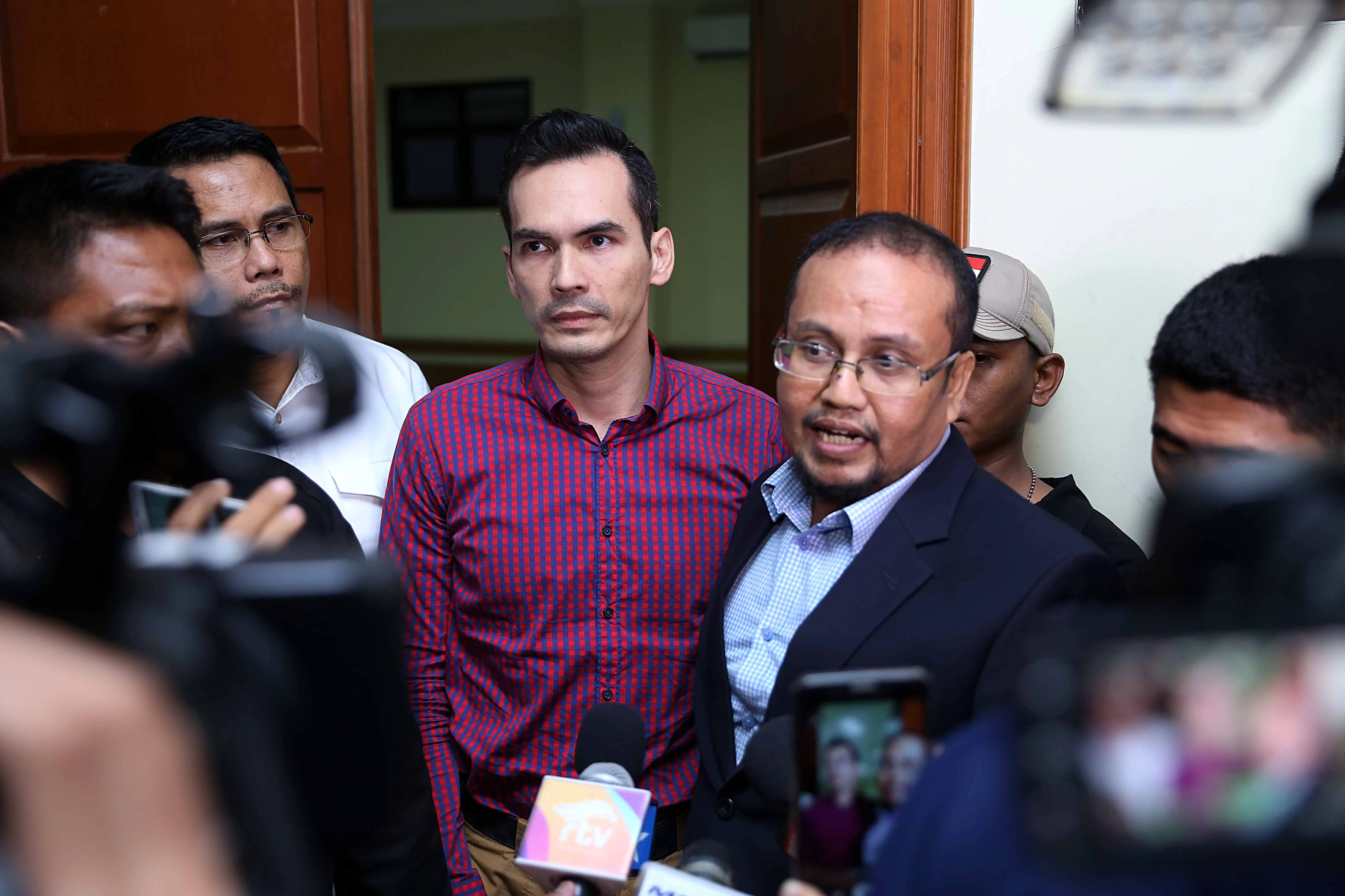 "Kamu kan pengacara, pengacara kok mentalnya preman. Kalau kamu enggak ngefoto coba mana handphone kamu sini tunjukin ke saya, kalau enggak ada (bukti foto saksi) kamu boleh pukul saya nih, pukul," kata Junaedi lagi. (Nurwahyunan/Bintang.com)