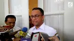 Gubernur DKI Anies Baswedan melakukan dialog dengan warga Jatipadang. Ia berencana menggeser rumah yang menutupi aliran sungai.