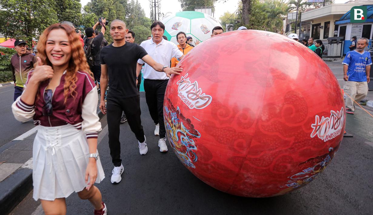 Pedangdut Jamila BP bersama legenda Persib Bandung, Cecep Supriatna dan Robby Darwis mengikuti kegiatan giant ball route dari RS Barromeus menuju Cikapayang Dago Park dalam rangkaian acara Trophy Tour Experience menyambut Piala Dunia U-17 2023, Minggu (22/10/2023) pagi WIB. (Bola.com/Bagaskara Lazuardi)