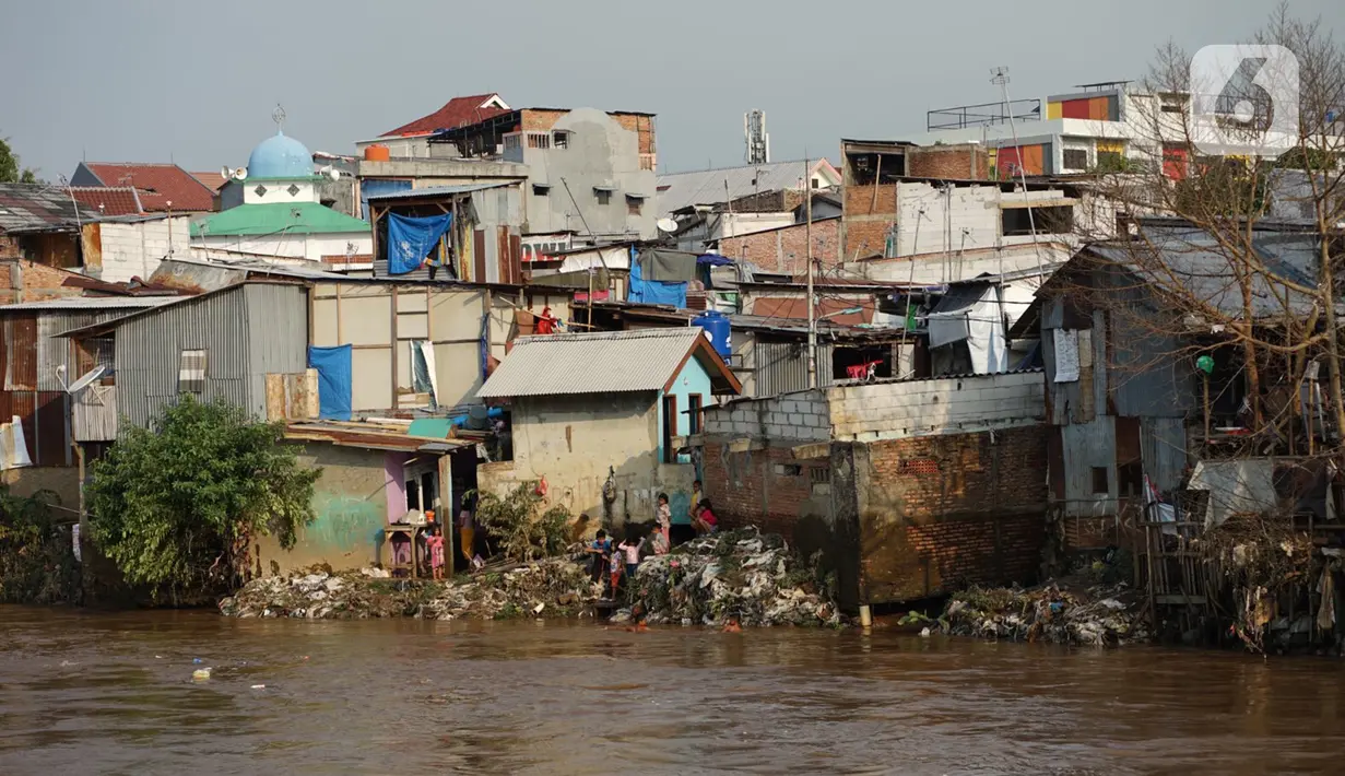Deretan permukiman penduduk semi permanen di bantaran Sungai Ciliwung, Jakarta, Senin (5/10/2020). Pemprov DKI mencatat kenaikan angka kemiskinan Jakarta sebesar 1,11 persen menjadi 4,53 persen pada bulan September 2020 karena terdampak pandemi COVID-19. (Liputan6.com/Immanuel Antonius)