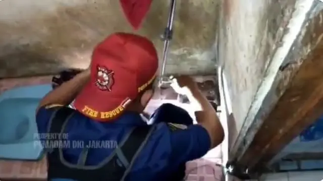 Jatuh ke Saluran Pembuangan, Petugas Damkar Bantu Evakuasi Gigi Palsu yang Copot