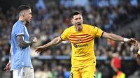 Pemain Barcelona, Robert Lewandowski, melakukan selebrasi setelah mencetak gol ke gawang Celta Vigo pada laga Liga Spanyol di Stadion Balaidos, Minggu (18/2/2024). Barca menang dengan skor 2-1. (AFP/Miguel Riopa)