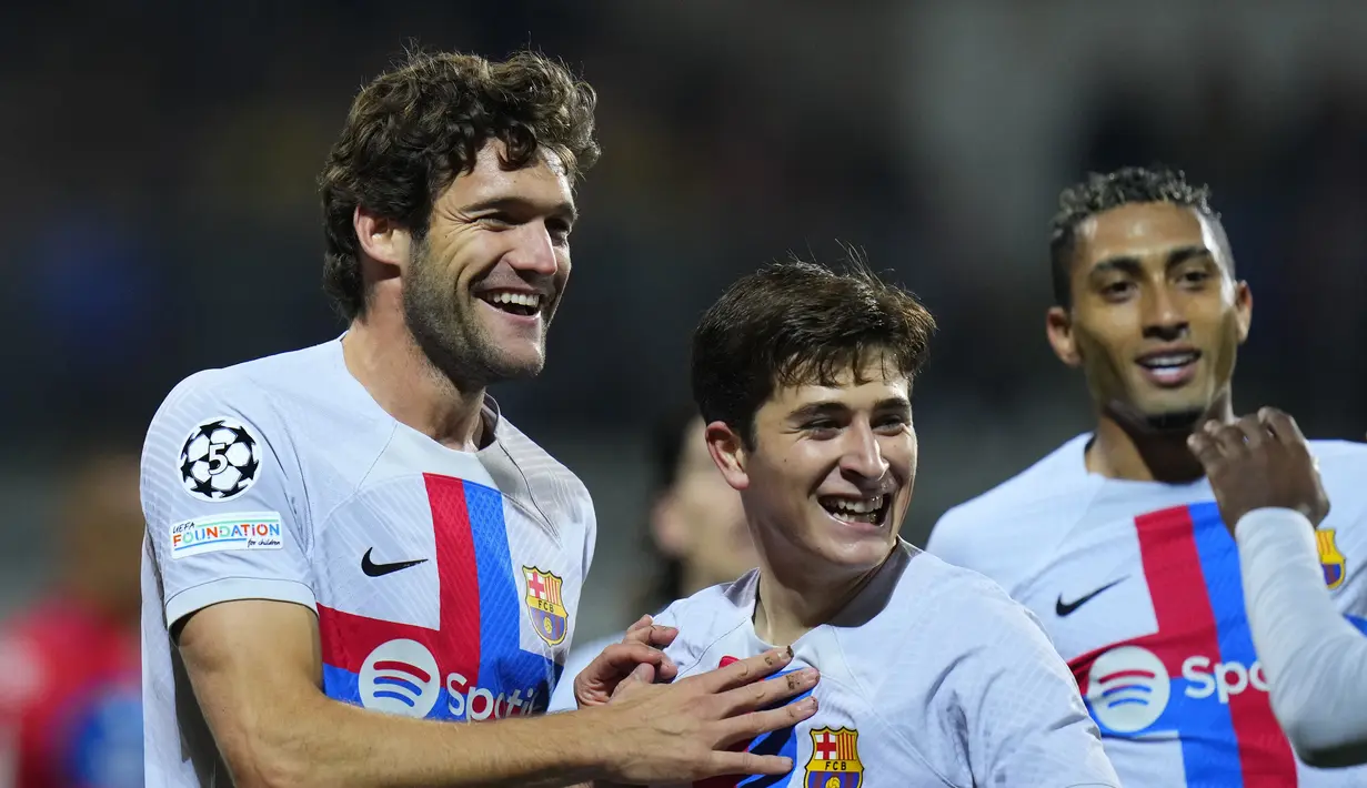 Bek Barcelona, Marcos Alonso (kiri) berselebrasi dengan rekan setimnya usai mencetak gol ke gawang Viktoria Plzen pada pertandingan lanjutan Grup C Liga Champions di Doosan Arena di Plzen, Republik Ceko, Rabu (2/11/2022). Barcelona menang atas Viktoria Plzen dengan skor 4-2. (AP Photo/Petr David Josek)
