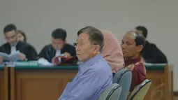Mantan Menko Perekonomian di zaman Megawati Soekarnoputri, Kwik Kian Gie dipanggil KPK sebagai saksi ahli bersama dua pakar ekonomi lainnya, Ichsanudin Noorsy dan Hendri Saparini, Senin (12/5/14). (Liputan6.com/Faizal Fanani)