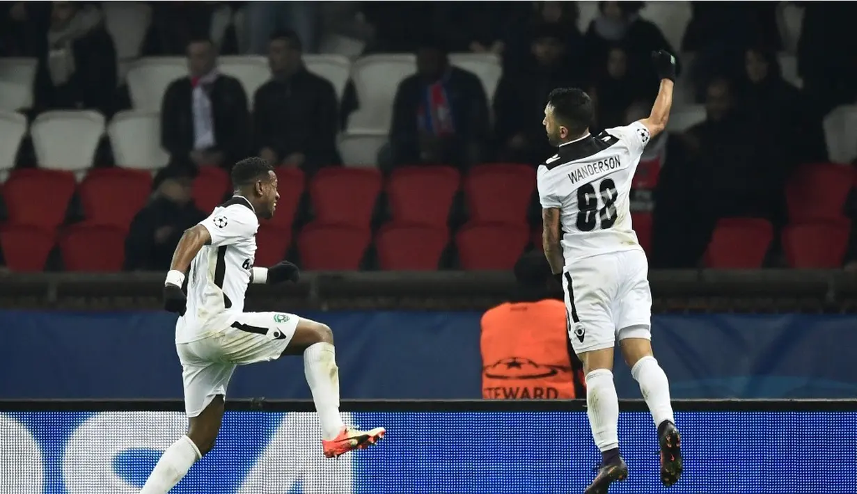 Pemain Ludogorets, Wanderson, mencetak gol kedua ke gawang PSG dalam laga Grup Liga Champions di Stadion Parc des Princes, Paris, (6/12/2016).  (AFP/Miguel Medina)