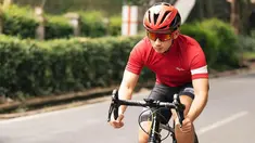 Pria kelahiran 25 Juni 1995 memang menyukai berbagai olahraga. Bagi Alshad, olahraga menjadi salah satu bentuk ekspresi diri untuk menjaga kebugaran tubuh. Bersepeda menjadi salah satu olahraga yang sering dilakukan Alshad. (Liputan6.com/IG/alshadahmad)
