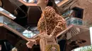 Luna Maya juga terlihat mengenakan blouse panthera chiffon bermotif panther warna coklat yang dipadukan dengan flare pants heather basket weave dengan warna senada dari Kate Spade. (Liputan6.com/IG/@lunamaya)