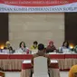 Sembilan orang anggota Pansel KPK mewawancarai calon pimpinan KPK, Giri Suprapdiono di Gedung Sekretariat Negara, Jakarta, Selasa (25/8/2015). Pada hari ini tujuh capim KPK mengikuti wawancara tahap akhir. (Liputan6.com/Faizal Fanani)