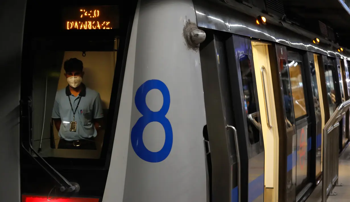 Pekerja metro yang mengenakan masker berdiri di kabin pengemudi di New Delhi, Kamis (3/9/2020). Delhi Metro akan membuka layanannya secara bertahap mulai 7 September, bahkan ketika India mencatat beban kasus harian terbesar di dunia, selama hampir sebulan terakhir. (AP Photo/Manish Swarup)