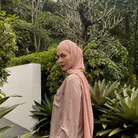 Intip pesona kalem Paula Verhoeven kenakan hijab soft pink (@paulaverhoeven)