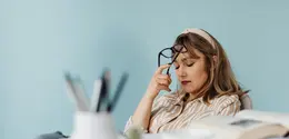 Memahami decision fatigue dan dampaknya pada produktivitas serta kesehatan mental perempuan modern. [Dok/Pexels.com/kaboompics].