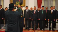 Marsekal Madya Hadi Tjahjanto saat disumpah menjadi Staf Angkatan Udara (Kasau) di Istana Negara, Jakarta, Rabu (18/1). Pengangkatan Hadi Tjahjanto sebagai Kasau berdasarkan Keputusan Presiden RI Nomor 2/TNI/2017 . (Liputan6.com/Angga Yuniar)