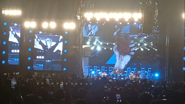 Billie Joe Armstrong Kibarkan Bendera Merah Putih