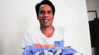 Asisten pelatih Arema, I Made Pasek Wijaya, menunjukkan oleh-oleh batu dari Martapura. (Bola.com/Kevin Setiawan)