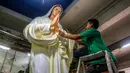 Biasanya, menjelang hari Natal, omset penjualan patung Bunda Maria dapat meningkat hingga 70 persen. (DEVI RAHMAN/AFP)