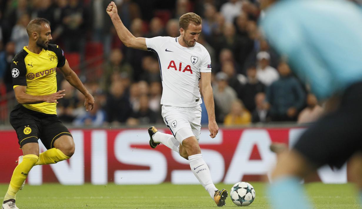 Pemain Tottenham, Harry Kane mengoleksi dua gol saat timnya melawan Dortmund pada laga Grup H Liga Champions di Wembley stadium in London, (13/9/2017). Tottenham menang 3-1. (AP/Kirsty Wigglesworth)