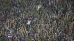 Pendukung Persib, Bobotoh, bersama pendukung Surabaya United, Bonek, kompak membuat yel-yel pada laga Piala Jenderal Sudirman di Gelora Delta Sidoarjo, Jawa Timur, Sabtu (21/11/2015). (Bola.com/Vitalis Yogi Trisna) 