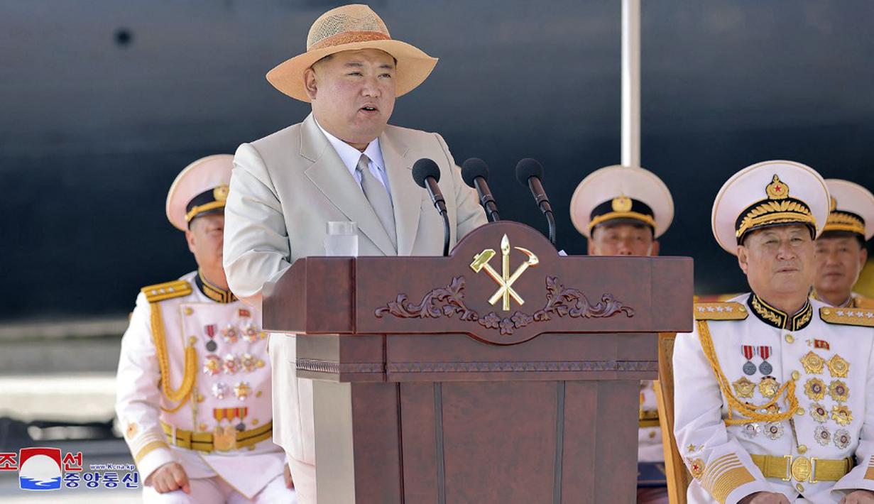 Kapal selam ini ditugaskan ke armada yang berpatroli di perairan antara Semenanjung Korea dan Jepang, kata media pemerintah. Belum jelas rudal apa yang akan dipersenjatai kapal selam baru tersebut. (STR/KCNA VIA KNS/AFP)