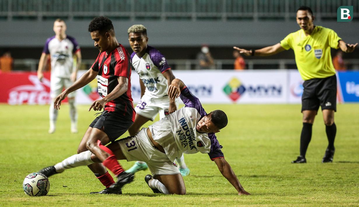 Bek Persipura, David Kevin Wato Rumakiek (kiri) berebut dengan gelandang Persita, Harrison De Oliveira dalam laga pekan pertama BRI Liga 1 2021/2022 antara Persipura Jayapura melawan Persita Tangerang di Stadion Pakansari, Bogor, Sabtu (28/08/2021) malam WIB. (Bola.com/Bagaskara Lazuardi)