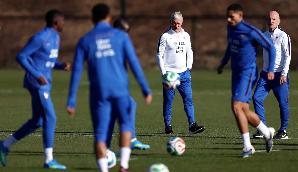 Sebelumnya diketahui, Prancis dan Brasil telah memastikan tiket ke Piala Dunia 2026. Timnas Prancis di bawah racikan pelatih Didier Deschamps tampil dominan di kualifikasi, sementara Brasil lolos setelah menempati peringkat kelima zona CONMEBOL. Tampak dalam foto, pelatih Timnas Prancis Didier Deschamps (tengah) dan asistennya Guy Stephan (kanan) memimpin sesi latihan di pusat pelatihan New England Revolution di Foxborough, Massachusetts, pada 25 Maret 202. (Franck FIFE/AFP)