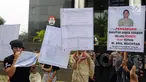 Aktivis dari Gema Tapteng berunjukrasa di depan gedung KPK, Jakarta, Rabu (16/5). Mereka mendesak pimpinan KPK mengusut tuntas Bupati Tapanuli Tengah Bakhtiar Ahmad Sibarani selaku pemberi suap kepada Ketua MK, M Akil Mochtar. (Merdeka.com/Dwi Narwoko)