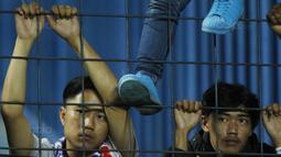 Suporter Persib tampak sedih usai dikalahkan PSM pada laga Piala Presiden di Stadion GBLA, Bandung, Jumat (26/1/2018). Persib tersingkir dari Piala Presiden 2018 setelah takluk 0-1 dari PSM. (Bola.com/M Iqbal Ichsan)