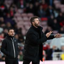 Bersama MU, sejumlah gelar berhasil ia raih, di antaranya lima gelar Liga Inggris, juara Liga Champions, juara Piala FA, dua kali juara Piala Liga Inggris, Liga Europa, dan Piala Dunia Antarklub. Tampak dalam foto, Michael Carrick saat masih menjadi pelatih Middlesbrough memberi isyarat di pinggir lapangan selama pertandingan sepak bola putaran ketiga Piala FA Inggris antara Middlesbrough dan Brighton and Hove Albion di Stadion Riverside di Middlesbrough, timur laut Inggris pada 7 Januari 2023. (Nigel Roddis/AFP)