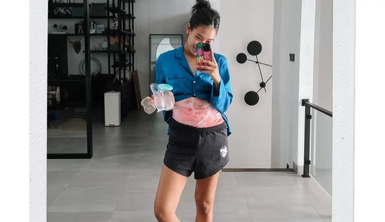 <p>Menjadi seorang ibu muda, istri dari Raja Siregar ini kerap membagikan potret kesehariannya. (FOTO: instagram.com/alikaislamadina/)</p>