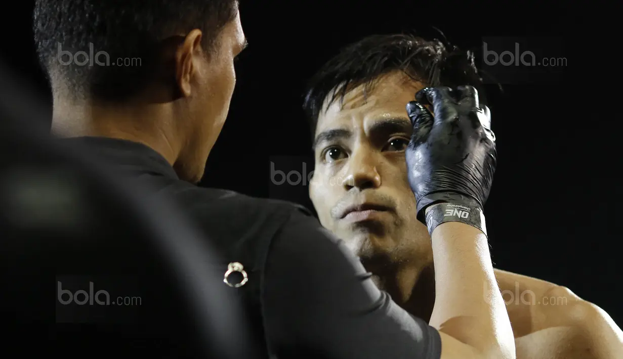 Petarung Indonesia, Stefer Rahardian, saat bertanding melawan petarung Kamboja, Shin Bunsrun, pada One Champhionship di JCC, Senayan, Sabtu (16/9/2017). Stefer hanya memerlukan satu ronde untuk mengalahkan Shin. (Bola.com/M Iqbal Ichsan)