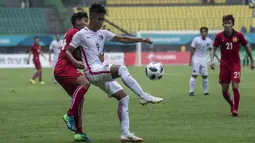 Striker Hongkong, Hung Wai Keung, mengontrol bola saat melawan Laos pada laga Grup A Asian Games di Stadion Patriot, Jawa Barat, Jumat (10/8/2018). Hongkong menang 3-1 atas Laos. (Bola.com/Vitalis Yogi Trisna)