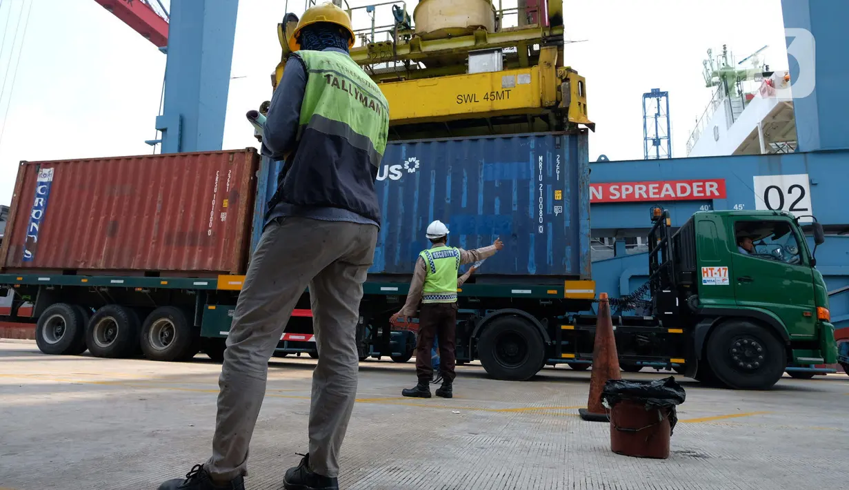 Petugas beraktivitas di area bongkar muat peti kemas di Pelabuhan Tanjung Priok, Jakarta, Jumat (29/10/2021). Surplus ini didapatkan dari ekspor September 2021 yang mencapai US$20,60 miliar dan impor September 2021 yang tercatat senilai US$16,23 miliar. (Liputan6.com/Angga Yuniar)
