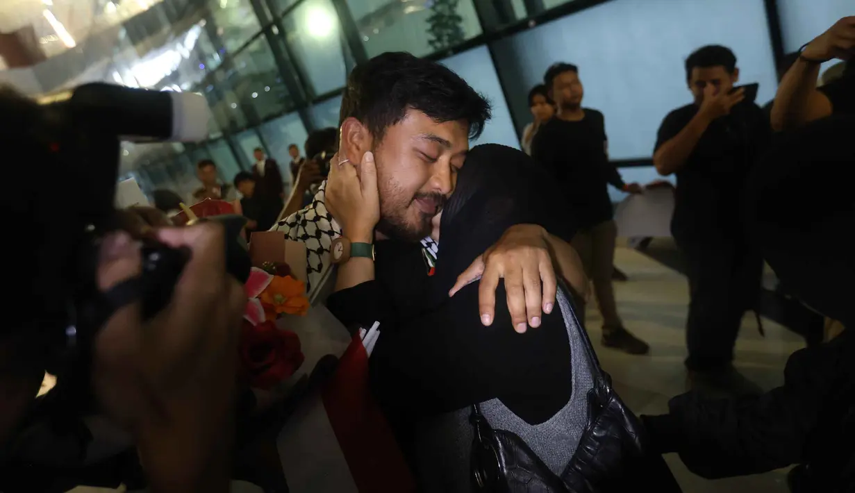 Jurnalis foto Republika, Thoudy Badai, yang tergabung dalam misi Global Sumud Flotilla 2.0 saat tiba di pintu kedatangan Terminal 3 Bandara Internasional Soekarno-Hatta pada Minggu (24/5/2026) sore. (Kapanlagi.com/Budy Santoso)