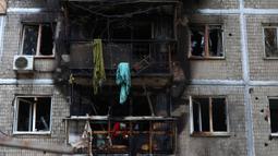 Serangan pesawat tak berawak Rusia menyebabkan kebakaran dan menghanguskan salah satu ruang di gedung apartemen yang terdampak. (Anatolii STEPANOV/AFP)