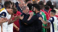 Manajer Spurs, Ange Postecoglu tampak berbincang dengan Manajer MU, Ruben Amorim usai final Liga Europa. (CESAR MANSO / AFP)