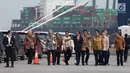 Presiden Jokowi bersama sejumlah menteri dan CEO MMC Osamu Masuko meninjau pelepasan ekspor perdana Mitsubishi Xpander di Cilincing, Jakarta, Rabu (25/4). Mitsubishi mengekspor tiga ribu unit Xpander ke Filipina. (Liputan6.com/Angga Yuniar)